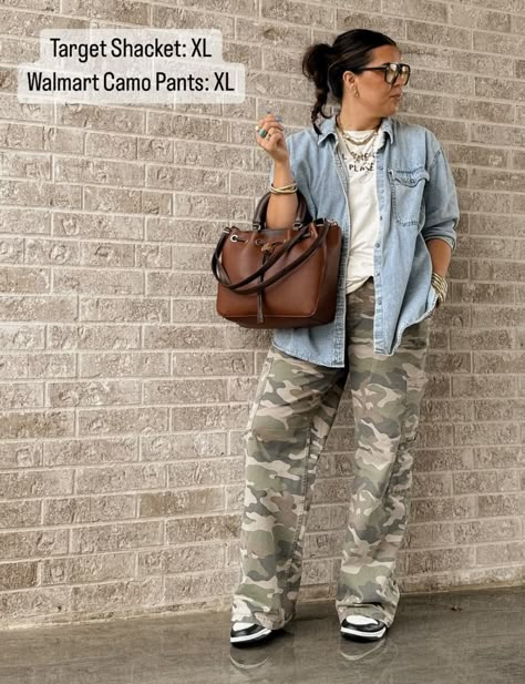 Urban Trendy Outfits Women, Outfits With Camouflage Pants, Camo Pants Women’s Outfit, Camo Wide Leg Pants Outfit, How To Wear Camo Pants For Women, How To Style Camo Cargo Pants, Khakis Outfit For Women, Camo Pants Outfit Women, Camo Cargo Pants Outfit Street Style