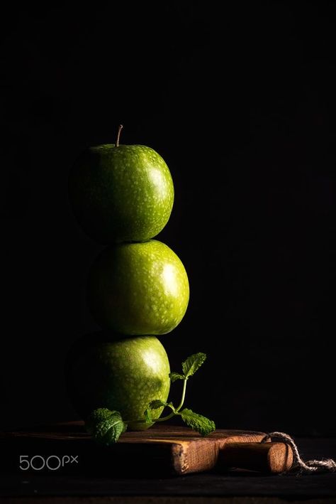 Green Apple Recipes, Food Photography Fruit, Dark Food Photography, Daily Nutrition, Cuban Art, Food Photoshoot, Green Apples, Abstract Wallpaper Design, Still Life Fruit