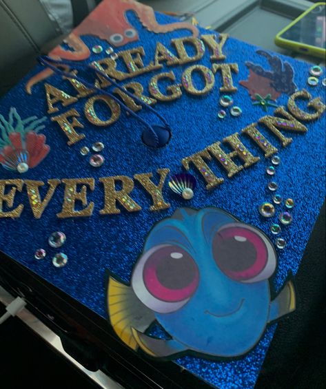 Graduation Cap Designs Dory, Dory Cap Graduation, Finding Dory Graduation Cap, Blue Graduation Cap Ideas, Dory Graduation Cap, Graduation Memories Ideas, Graduation Aesthetic, Grad Hats, Graduation Leis Diy