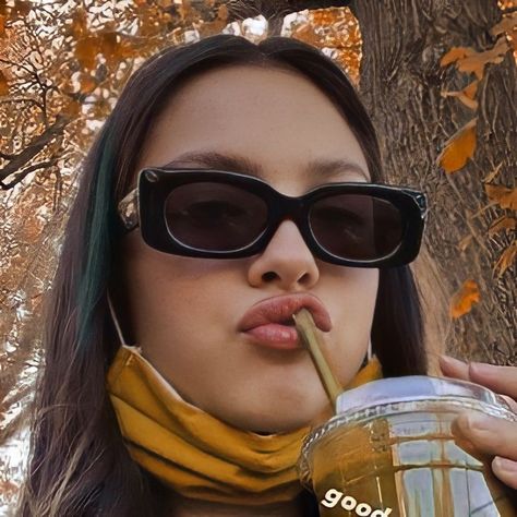 #fall #autumn #oliviarodrigo #aesthetic #icon Olivia Rodrigo Halloween, Fall Backrounds, Autumn Lockscreen, Cutesy Wallpaper, Yt Pfp, Taylor And Olivia, Olivia Icons, Olivia Rodrigo Photos, Rockstar Girl