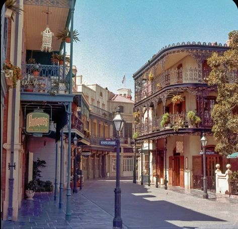 Cafe Orleans Disneyland, New Orleans Park, New Orleans Square Disneyland, New Orleans Cafe, Disneysea Tokyo, Disneyland Vintage, I Love Disney, New Orleans Architecture, Disneyland Anaheim