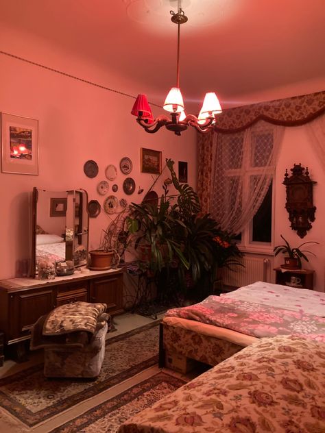 Old Lady Room, Old Room Vintage, Antique Room Aesthetic, 40s Aesthetic, Messy Bedroom, Ladies Room, Vintage Room Decor, Character Sheets, Old Room