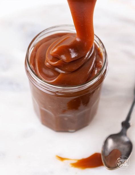 This is by far the richest and creamiest homemade caramel sauce recipe! This caramel sauce recipe is easy and only takes 15 minutes to make. This caramel sauce is perfect for drizzling on your ice cream, as a filling for chocolate candies, to drip on your cakes, or you can even mix it into easy buttercream for a cake filling! Save this caramel in the fridge for up to 30 days. Lazy Cake Cookies, Lazy Cake, Chocolate Cherry Cookies, Classic Peanut Butter Cookies, Oreo Cookie Crust, Caramel Recipes Sauce, Homemade Caramel Sauce, Salted Caramel Sauce, Cake Fillings