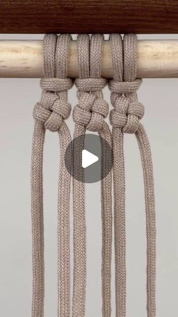 Macramê 🧶 on Instagram: "Nó Coroa 😍 Comenta o que você achou 👇🏻

📷 @letme_bemyself 

Siga @macrame.paz para mais inspirações ❤️

Aprenda Macrame do zero, link na bio." Macrame Rope Cords, Macrame Basket, Tutorial Macramé, Macrame Knots Tutorial, Macrame Knots Pattern, Knots Diy, Knots Tutorial, Rope Crafts, Macrame Decor