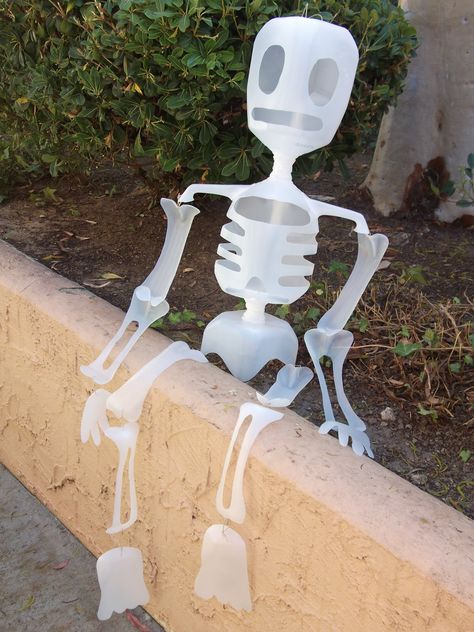 Milk jug skeleton. #diy #MilkJugs Milk Jug Skeleton, Halloween Milk Jugs, Milk Jug Crafts, Adornos Halloween, Milk Jugs, Diy Halloween Projects, Plastic Bottle Crafts, Halloween Skeletons, Milk Jug