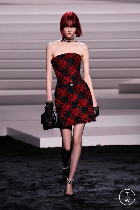 Versace FW24 womenswear #20 - Tagwalk: The Fashion Search Engine Versace Outfit Women, Versace 2024, Runway Fashion Looks, Fw 2024, Concert Dresses, Versace Collection, Versace Outfit, Donatella Versace, Pat Mcgrath