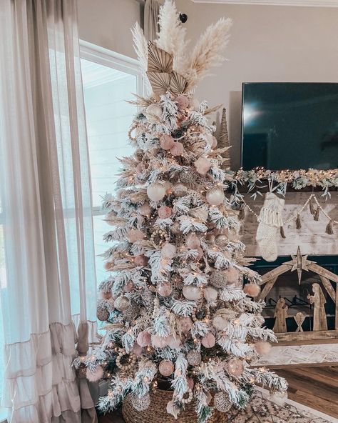 Berkshire Snowy Spruce Christmas Tree, White Boho Christmas Tree, Christmas Tree Pampas, Unconventional Christmas Trees, Glam Christmas Tree, Rose Gold Christmas Tree, Boho Christmas Tree, Christmas Tree Inspo, Glam Christmas Decor