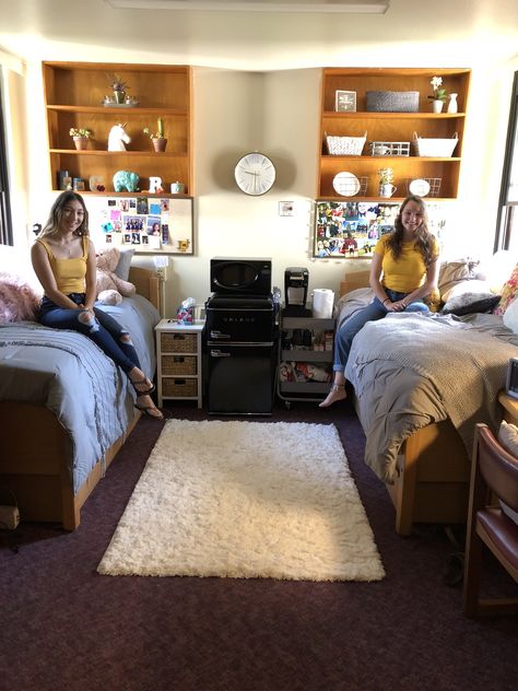 CSULB dorm room at parkside Cute Twin Beds, Dorm Room Necessities, Apartment Rugs, Cheap Dorm Decor, Dorm Desk, College Apartments, College Dorm Desk, Dorm Room Hacks