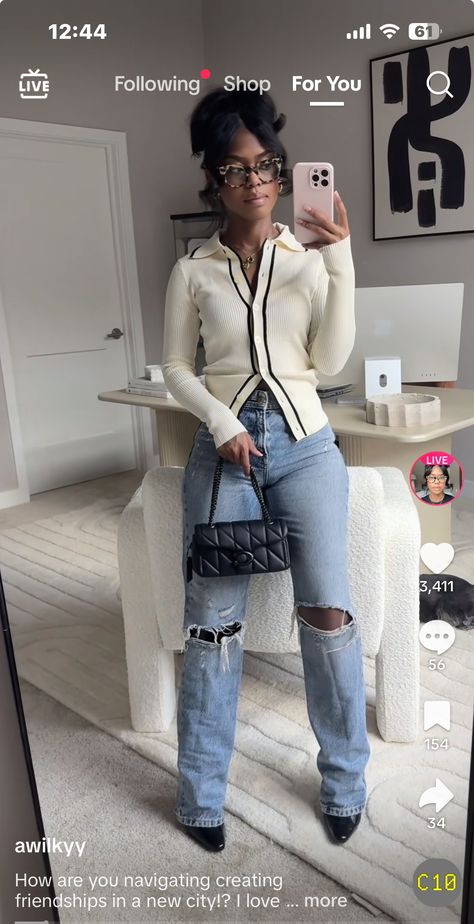 Cute Fall Outfits Business Casual, Formal But Cute Outfits, Formal Shirt And Jeans Women, Work Flare Pants Outfit, Dressy Casual With Sneakers, Sweater And Jeans Outfit Black Women, Casual Work Outfits Office Wear, Elegant Outfit Jeans Classy, Girly Outfit Black Women