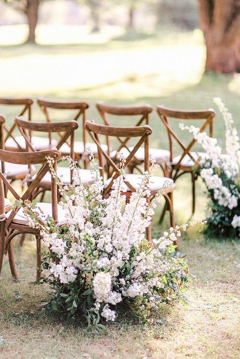 This floral wedding aisle arrangement might be elegant for your ceremony. The magazine are obsessed with this to elevate your ceremony setup. Save this to your aisle decor ideas. Floral Isle, Isle Wedding, Florist Ideas, Growing Cut Flowers, Aisle Flowers, Outdoor Wedding Inspiration, April Wedding, Flower Farmer, 2024 Wedding