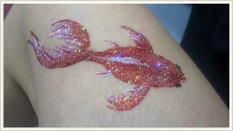 Looking for a way to add a bit of sparkle to your look? Try body glitters! These small but effective pieces can give your outfit a touch of glamour, no matter the occasion. Coconut Dream, Mermaid Aesthetic, Glitter Tattoo, Malibu Barbie, Body Glitter, Body Mods, Pretty Tattoos, Pink Glitter, Cute Tattoos