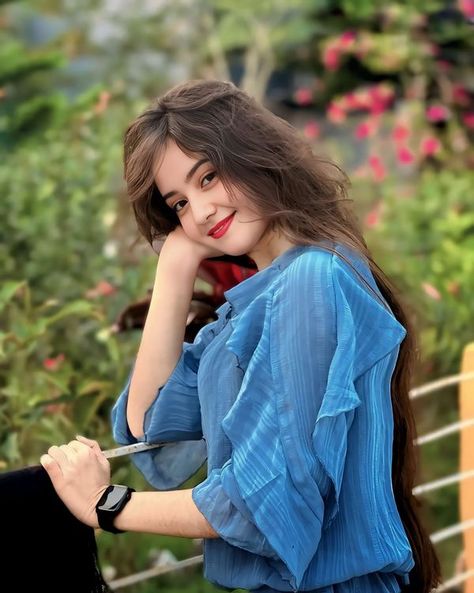 Hidden Face Aesthetic, शादी की तस्वीरें, Beautiful Blonde Hair, Gals Photos, Long Hair Pictures, Cool Hairstyles For Men, Face Aesthetic, Best Pose For Photoshoot, Beautiful Dresses Short