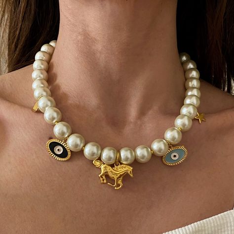 Statement Necklace Aesthetic, Necklaces 2023 Trend, Pearl Necklace Stack, Pearl Necklace Aesthetic, Jewelry 90s, Big Pearl Necklace, Large Pearl Necklace, Pearls Choker, Colorful Statement Necklace