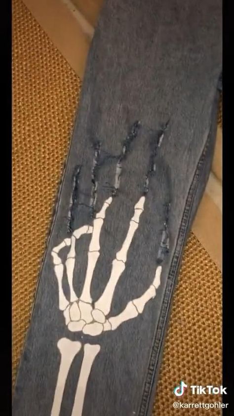 Painting Ideas For Pants, Tuneando Jeans, Black Jean Painting Ideas, Diy Jean Designs, Painting On Jeans Aesthetic, Painted Clothes Ideas, Diy Custom Jeans Ideas, Painting Ideas On Pants, Custom Jeans Diy Paint