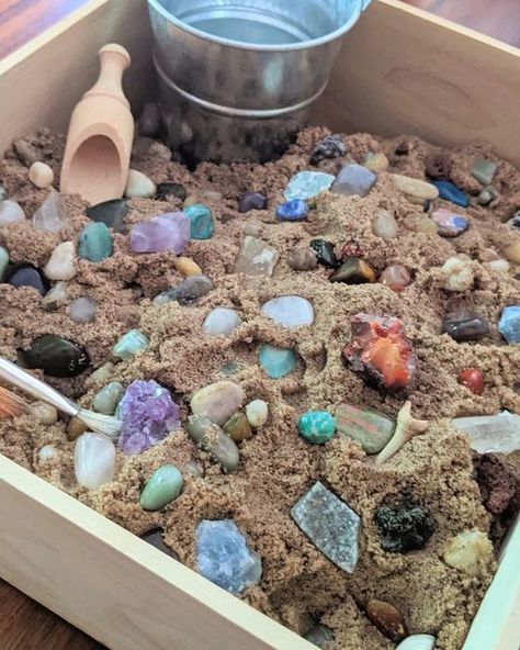 Studio Rosie on Instagram: "Geology Sensory Bin! We had this sensory bin at Mae's birthday party and it was so fun! I bought a rock, mineral, and geode kit that came with an identification guide. I mixed the rocks with kinetic sand and the kids dug around to find treasures! I'll put a link to the kit I used in my stories 😊 #easypeasyplay ✔️ Nature #tinkertrayplaytime ✔️ Sand #miniplayineyfs ✔️ Sensory #funbudgetplay ✔️ Sand #exploreandplayyourway ✔️ Nature #littlewhisperskids ✔️ Nature #r Adding Natural Light To Your Home, Kinetic Sand Table, Toddler Sensory Bins, Preschool Garden, Sensory Boxes, Sensory Table, Daycare Activities, Kinetic Sand, Sensory Bin