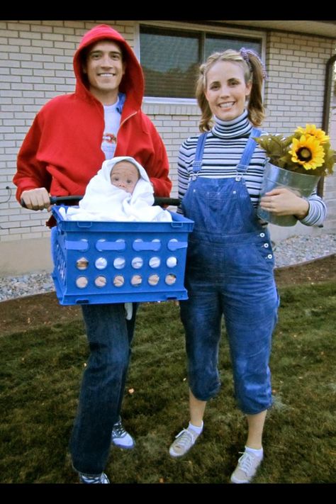 ET Costume was homemade and perfect for a baby who can't crawl.  Also a great family costume. I just put bronzer all over her face and added lines with eyeliner. Diy Costumes Kids Boys, Family Themed Halloween Costumes, Halloween Family Costumes, Family Costume Ideas, Newborn Halloween Costumes, Themed Halloween Costumes, Newborn Halloween, Family Halloween Costume, Baby Kostüm