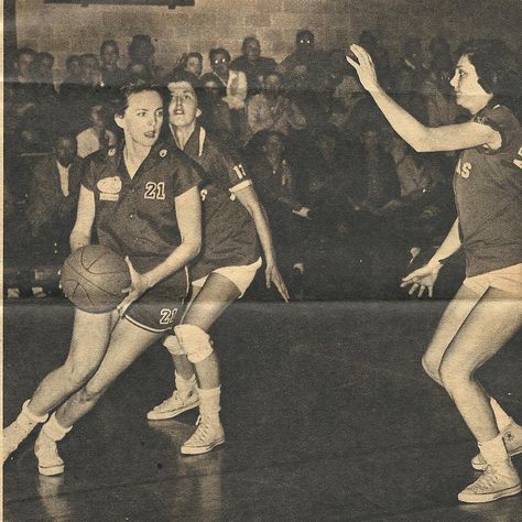 The most successful women's basketball team in US history won 131 games over the space of five years, but today the Flying Queens are forgotten. A new documentary aims to change that. Mirror Tray Decor, Old Basketball, 888 Manifestation, Home Basketball Court, School Buildings, Basketball Vintage, Marching Bands, Polly Pockets, Basketball History