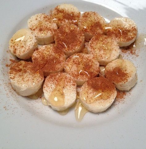 Craving dessert: chop up a banana, sprinkle cinnamon on it, and drizzled it with honey. This is so, so good and really tastes like dessert but still healthy! FYI use local honey & it will help with seasonal allergies too! Low Iodine Diet, Fresh Snacks, A Banana, Healthy Sweets, Healthy Treats, Om Nom, I Love Food, Yummy Snacks, Appetizer Snacks