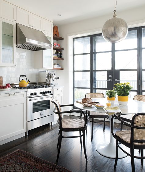 Not All Kitchens Have Islands — The Resurgence of the Center Table Bistro Style Kitchen, French Bistro Kitchen, Bistro Kitchen, Bistro Restaurant, Bistro Style, Breakfast Table, Style Kitchen, Favorite Kitchen, Bistro Table