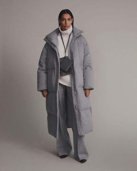 JOSEPH on Instagram: “The Celida Coat in soft brushed flannel. #JOSEPHfashion” Puffer Coat Street Style, Womens Puffer Coat, Puffer Coat Outfit, Grey Puffer Coat, Puffer Outfit, Grey Parka, Grey Puffer Jacket, Women's Puffer Coats, Joseph Fashion