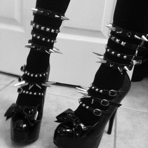 Goth Attire, Ropa Dark, Ben Hur, Goth Shoes, Gothic Shoes, Outfits Dresses, Goth Girl, Gothic Accessories, Metal Fashion