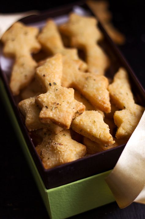 bets savory shortbreads recipe ever Savory Holiday Treats, Parmesan Cookies, Parmesan Shortbread, Parmesan Biscuits, Egg Free Cookies Recipes, Parmesan Crackers, Roasted Shrimp Recipes, Egg Free Cookies, Baked Teriyaki Chicken