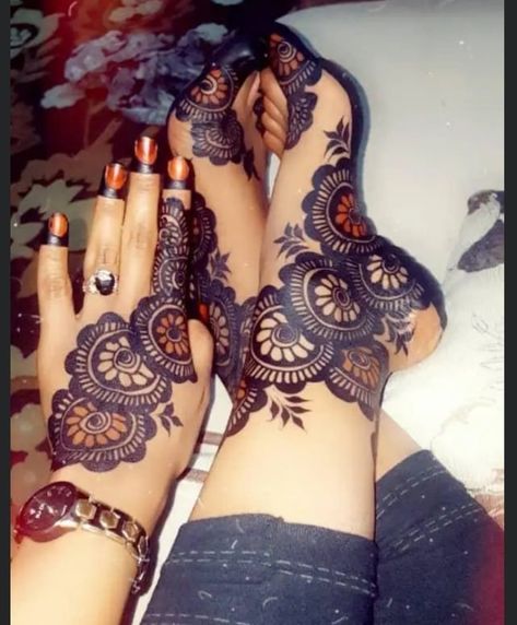 #hennainspire #henna #hennartist #hennartist #hennaart #hennadesign #hennaartist #hennaartist #hennartist Model Henne, Sudanese Henna, Leg Henna Designs, Beauty Shop Decor, Henna Style Tattoos, Henna Inspo, Leg Henna, Henna Inspired Tattoos, Henna Style