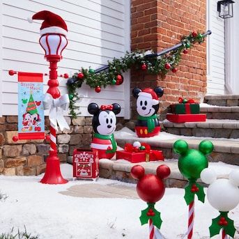 Mickey Mouse Christmas Decorations Outside, Disney Christmas Yard Display, Disney Christmas Porch, Disney Outdoor Christmas Decorations, Disney Christmas Yard Decorations, Outdoor Disney Christmas Decor, Mickey Mouse Christmas Party Ideas, Disney Christmas Outdoor Decorations, Mickey Mouse Christmas Tree Ideas