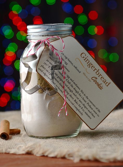 Gingerbread Cookie Mix in a Jar is a simple homemade Christmas gift that is perfect for teachers, neighbors & Co-workers Mason Jar Cookie Recipes, Cookie Mix In A Jar, Gingerbread Cookie Mix, Mason Jar Cookies Mix, Cookie Mixes, Mix In A Jar, Baskets Diy, Mason Jar Christmas Gifts, Mason Jar Cookies