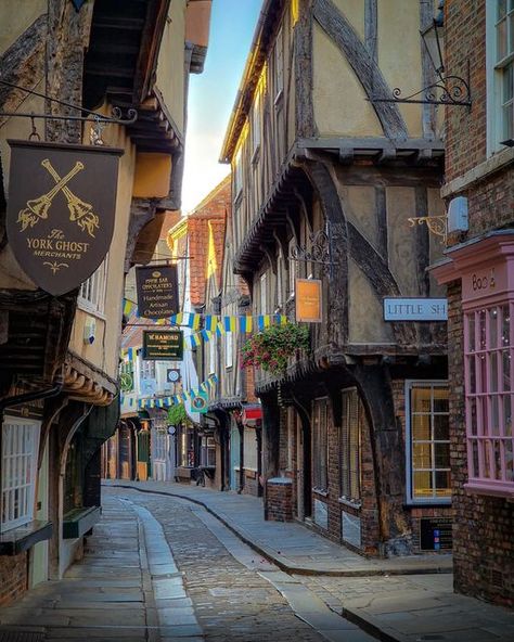 English Street, England Street, Medieval Shop, York Shambles, York Uk, British Aesthetic, York England, Medieval England, Famous Landmarks