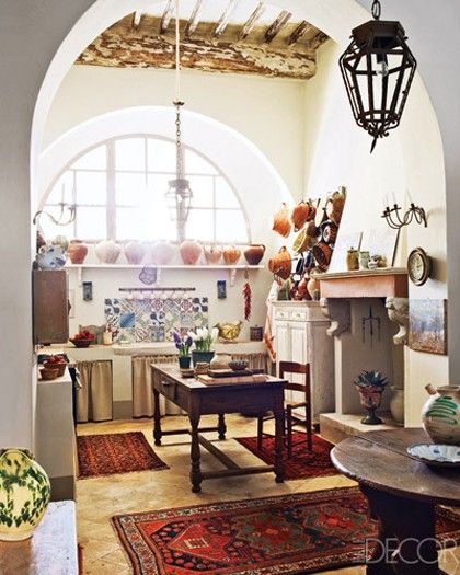 Sicilian home Rustic Italian Decor, Italian Apartment, Dapur Rustic, Boho Chic Kitchen, Plates Kitchen, Bohemian Kitchen, Rustic Italian, Eclectic Kitchen, Italian Decor