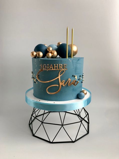 Birthday cake for Sara’s 10th birthday, lovely gold balls and candles Blue Gold Birthday Cake, Galaxy Cake, Gold Birthday Cake, Gold Birthday, 10th Birthday, 2nd Birthday, Blue Gold, Birthday Cake, Candles