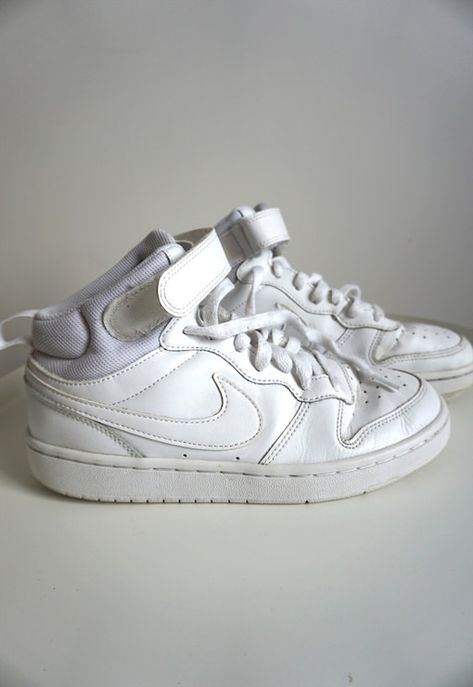 Vintage Nike Sneakers, Nike Air Vintage, Nike Sneakers White, Burberry Leather Jacket, Air Force Shoes, White Air Forces, Basket Nike, Nike Boots, Nike High