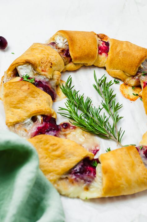 Cresent Roll Brie Cranberry Ring, Brie Wreath Appetizer, Brie Cranberry Appetizer, Cranberry Appetizer, Crescent Roll Appetizers, Wreath Recipe, Delish Dinners, Brie Cranberry, Cranberry Baking