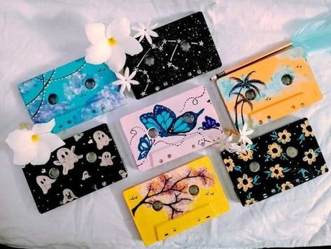 Shoebox Painting Ideas Aesthetic, Cassette Tape Art Painting, Old Tape Recorder Aesthetic, Old Cassette Tapes Crafts, Cassette Tape Art Diy, Cassette Painting Ideas, Casette Tape Art, Painted Cassette Tapes, Casette Art