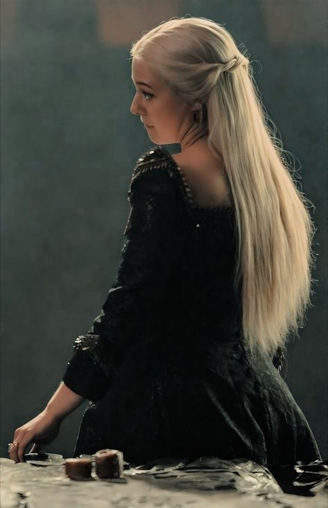 House of the dragon Rhaenyra Targaryen Rhaenyra Hairstyles, Rhaenyra Targaryen Hairstyle, House Of The Dragon Hairstyles, Rhaenyra Targaryen Hair, Tv Hairstyles, House Of The Dragon Rhaenyra, Hair Styles Cute, Targaryen Hair, Targaryen Art