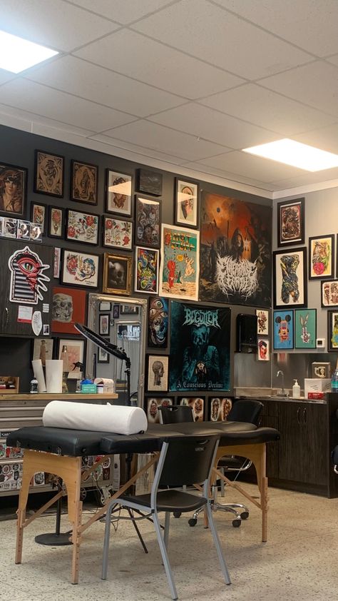 tattoos, aesthetic picture, tattoo parlour, piercings, first piercings, cool tattoos, aesthetic tattoos Tattoo Shop Interior, Tattoo Shop Decor, Tattoo Studio Interior, Moody Interior Design, Private Tattoos, Tattoo Salon, Glass Closet, New York Tattoo, Aesthetic Architecture