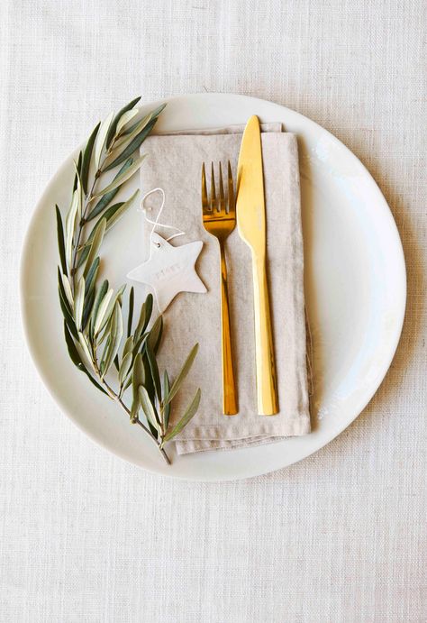 Natal Natural, Christmas Dinner Table Settings, Christmas Party Table, Aussie Christmas, Tafel Decor, Xmas Dinner, Australian Christmas, Christmas Dining Table, Christmas Dinner Table