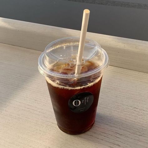 Americano Coffee Aesthetic, Brown Drinks, Iced Black Coffee, Korean Coffee, Iced Americano, Americano Coffee, Coffee Obsession, Yummy Comfort Food, Tasty Baking