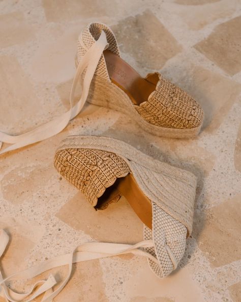 Introducing our newest brand, Le Mogador! Inspired by the Mediterranean and based in Miami, Le Mogador creates one-of-a-kind (and seriously comfortable) sandals in small batches. We’ll be living in these styles all summer. Shop the collection now on Modatrova.com Bed Fan, Raffia Shoes, Resort Accessories, Mules Women, Linen Outfit, Espadrilles Style, Wedges Style, Tie Wrap, Women Shoes Online