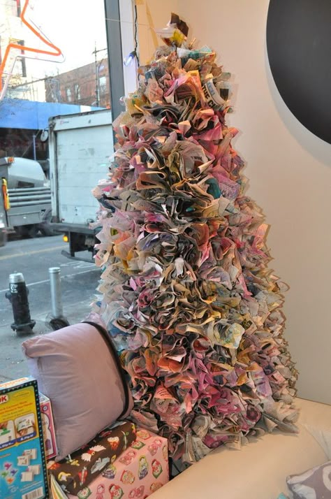 how to do a #DIY holiday tree from newspaper via @Lonny Magazine Recycled Christmas Tree, Paper Mache Christmas, Recycled Christmas, Alternative Christmas, Alternative Christmas Tree, Metal Christmas Tree, Newspaper Crafts, Paper Christmas Tree, Paper Tree