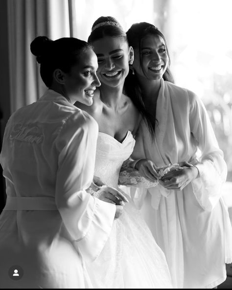 Before Wedding Pictures, Wedding Preparation Photos, Bridesmaid Poses, Bridesmaid Photoshoot, Bride Pictures, Wedding Picture Poses, Bridal Poses, Bridesmaids Photos, Bridal Photoshoot