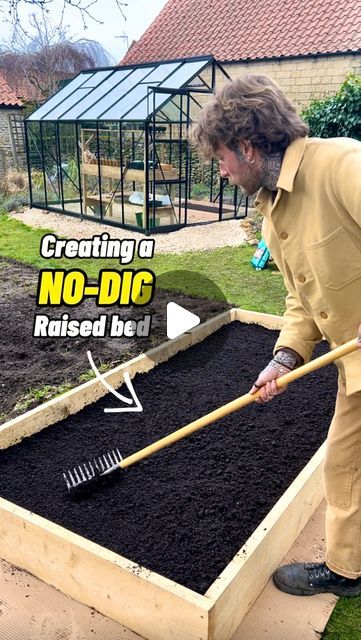 406K views · 13K likes | Jamie Walton | Nettles & Petals on Instagram: "Creating a NO-DIG raised bed 🌱  I’m in the process of setting up the new vegetable garden and it’s finally time to create the growing beds! 🙌🏻 And of course! they are all going to be created utilising the ‘no-dig’ or ‘minimal disturbance’ methodology. 🌱  By mulching instead of digging or tilling, we mimic natural processes and keep the soil structure intact. The myriad of life within can then thrive whilst creating a symbiotic relationship with the plants you then grow, increasing yields and boosting biodiversity. 🪱 There’s also far less weeds and effort once they are made! 😊🙌🏻  I mainly create ground beds, but today I’m creating a quick raised bed and am using two untreated scaffold boards to create the frame No Dig Gardening Raised Beds, No Dig Vegetable Garden, No Dig Garden Layout, No Dig Gardening, No Dig Garden, Digging Dogs, Raised Vegetable Gardens, Dig Gardens, Scaffold Boards