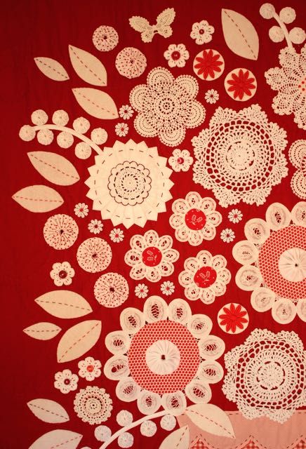 Quilt With Doilies, Quilts Using Old Doilies, Vintage Dollies Repurposed, Old Doilies Ideas Vintage Linen, Doily Quilt, Doilie Table Runner, Hankie Quilts, Daisy Quilt, Doily Art