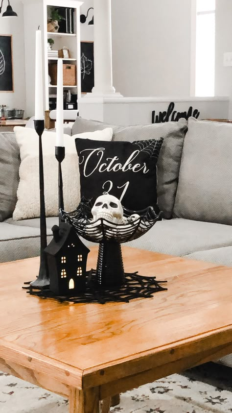 Halloween Party Centerpieces, Halloween Entryway, Fun Diy Halloween Decorations, Elegant Halloween Decor, Halloween Decor Diy, Halloween Decor Ideas, Casa Halloween, Spooky Halloween Party, Diy Halloween Decor