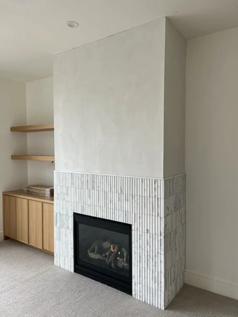 Tile Mantle, Tile 2023, Fake Fireplace Ideas, Fireplace Cladding, Fireplace Alcove, Mood Living Room, Fireplace Remodel Ideas, Fireplace Office, Stone Fireplace Wall