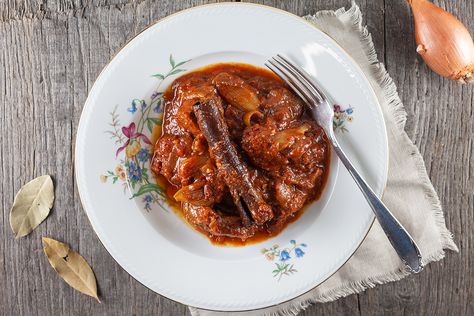 Deze Griekse stifado is een heerlijke stoofpot met rundvlees, tomaat, sjalotjes en heel veel kruiden. Boordevol smaak en heerlijk met aardappels. Dit recept Griekse Stifado kun je vinden via ohmydish.nl. One Pot Dishes, Beef Stock, Beef Broth, Tomato Paste, Greek Recipes, Chicken Wings, Cooking Time, Stew, Slow Cooker