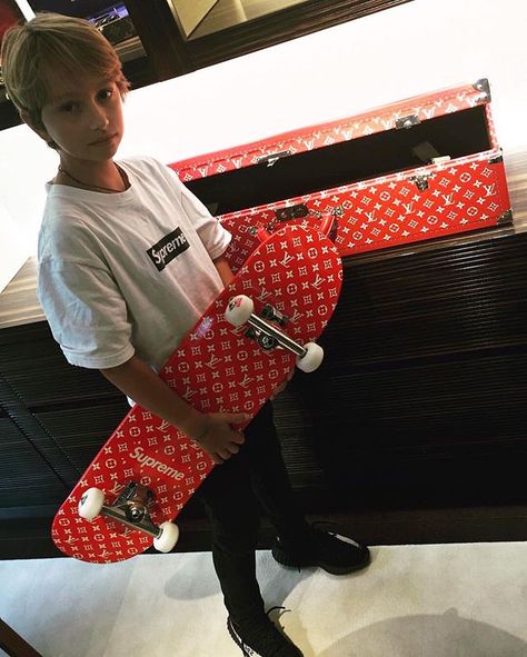 This Louis Vuitton/Supreme Skate Trunk & complete goes for $54,500 USD. 💰 📷: @valentin_brq Louis Vuitton Basket, Louis Vuitton Slippers, Supreme Skateboard, Supreme Louis Vuitton, Boutique Louis Vuitton, Louis Vuitton T Shirt, Supreme Shoes, Sac Louis Vuitton, Louis Vuitton Trunk