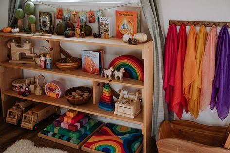 How do you create a welcoming play space that invites endless hours of creative and productive play? Today Lacy Arrowsmith, mother of 3 and Waldorf homeschool educator, answers all of our burning questions about curating a toy shelf that will spark the imagination and bring everyone joy. Waldorf Toy Shelf, Waldorf Shelves, Steiner Playroom, Waldorf Bedroom, Waldorf Room, Diy Waldorf Toys, Waldorf Playroom, Waldorf Preschool, Toy Shelf