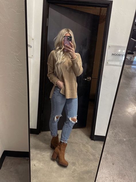 Cute Cosmetologist Outfits, Winter Outfits Hairstylist, Hair Dresser Style Fashion Outfits, Trendy Outfits Hairstylist, Salon Outfit Ideas Stylists Winter, Hairstylist Shoes For Work, Cosmetologist Outfit Ideas, Hairstylist Outfit Ideas, Hair Stylist Outfit Ideas